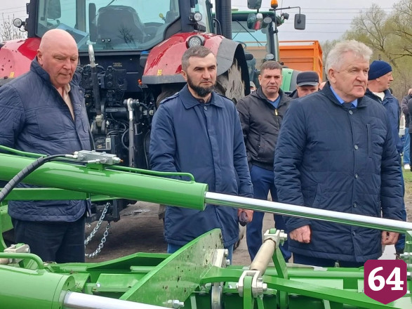 Саратовским аграриям презентовали многофункциональные плуги и агродроны